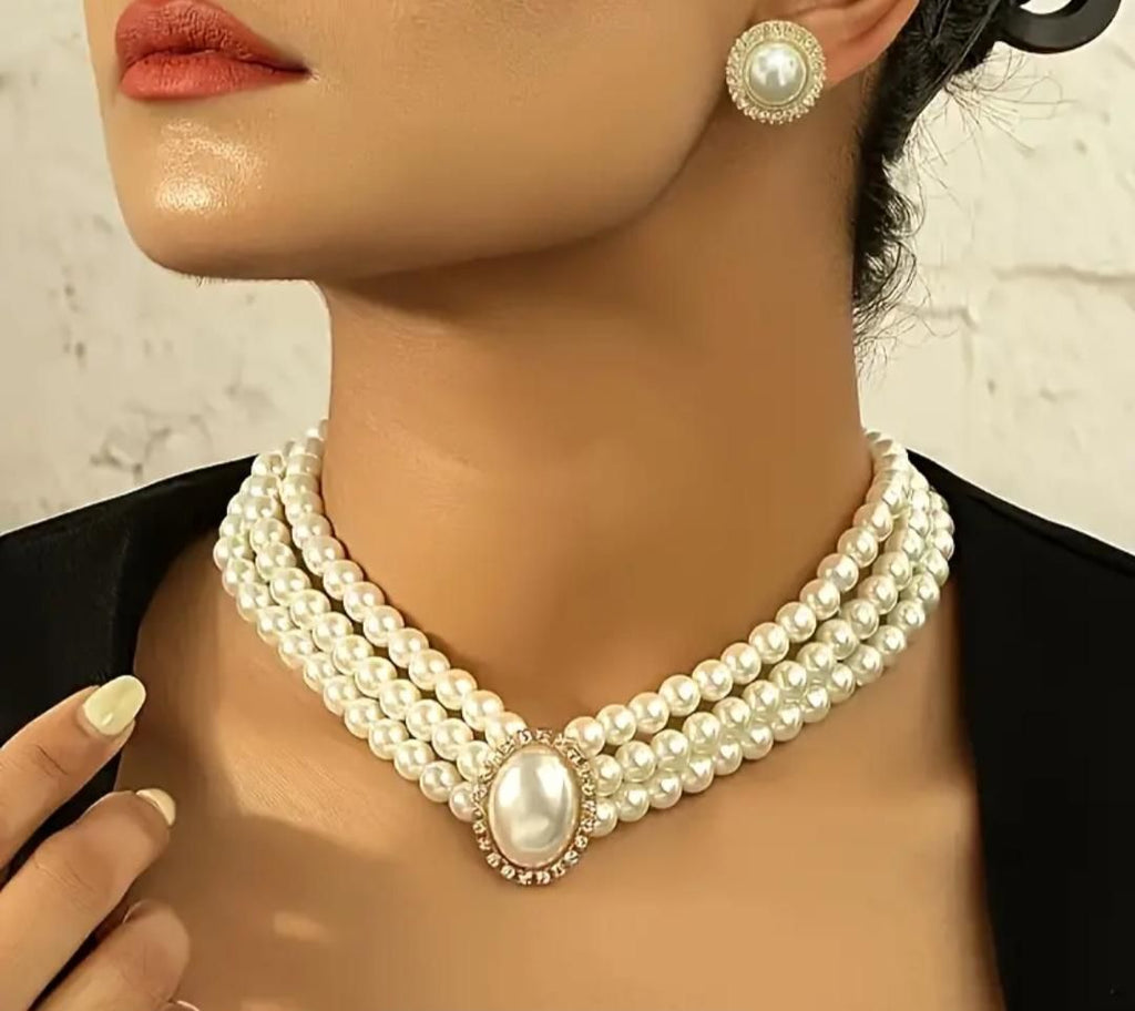 Artificial and Luxurious Pearl Necklace
