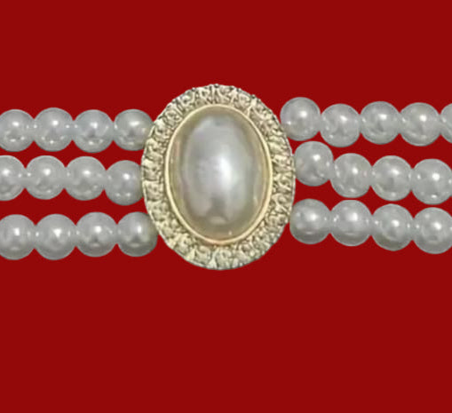 Artificial and Luxurious Pearl Necklace